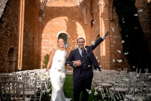 Novios celebrando su boda en Los Claustros de Ayllón con pétalos — destination wedding España